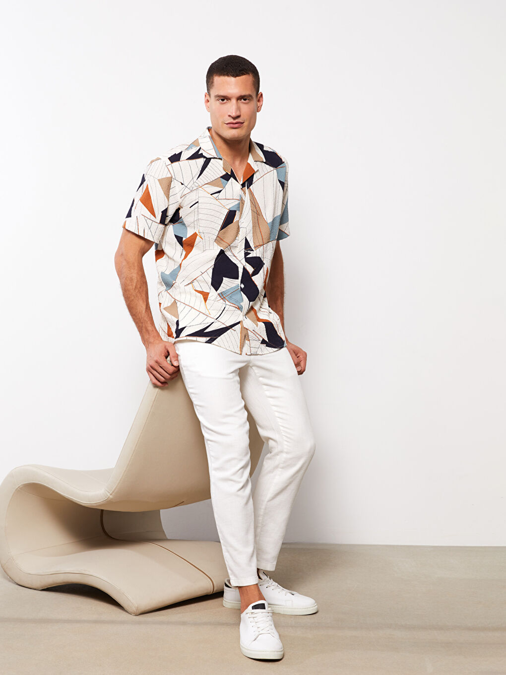 Beyaz Rahat Kalıp Kısa Kollu Desenli Erkek Gömlek