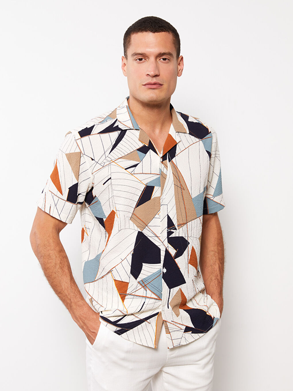 Beyaz Rahat Kalıp Kısa Kollu Desenli Erkek Gömlek-1