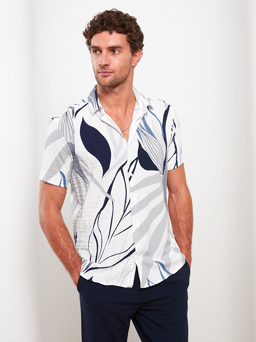 Ерлерге арналған еркін пішім жағалы өрнекті қысқа жең жейде