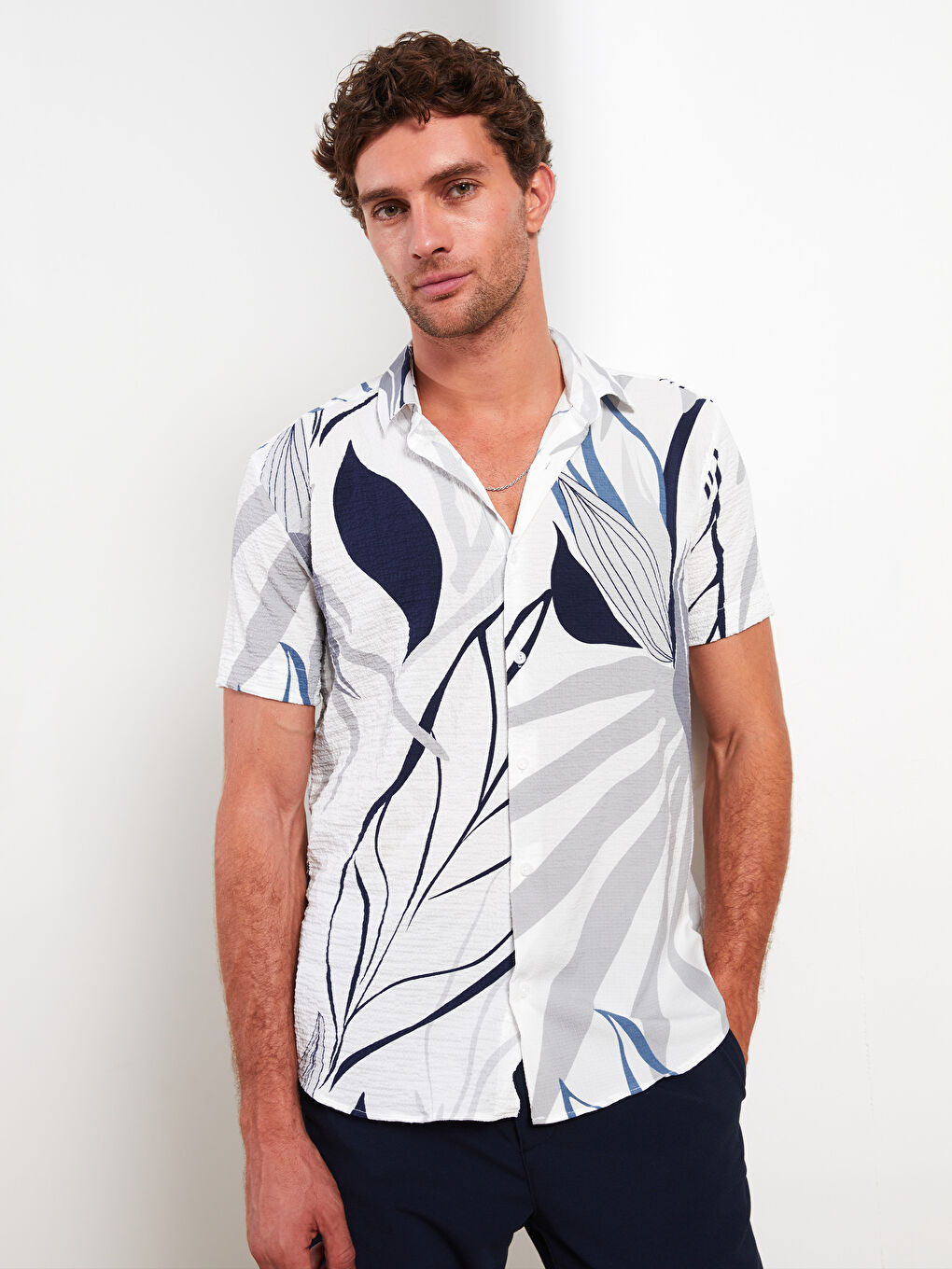 Ерлерге арналған еркін пішім жағалы өрнекті қысқа жең жейде-1