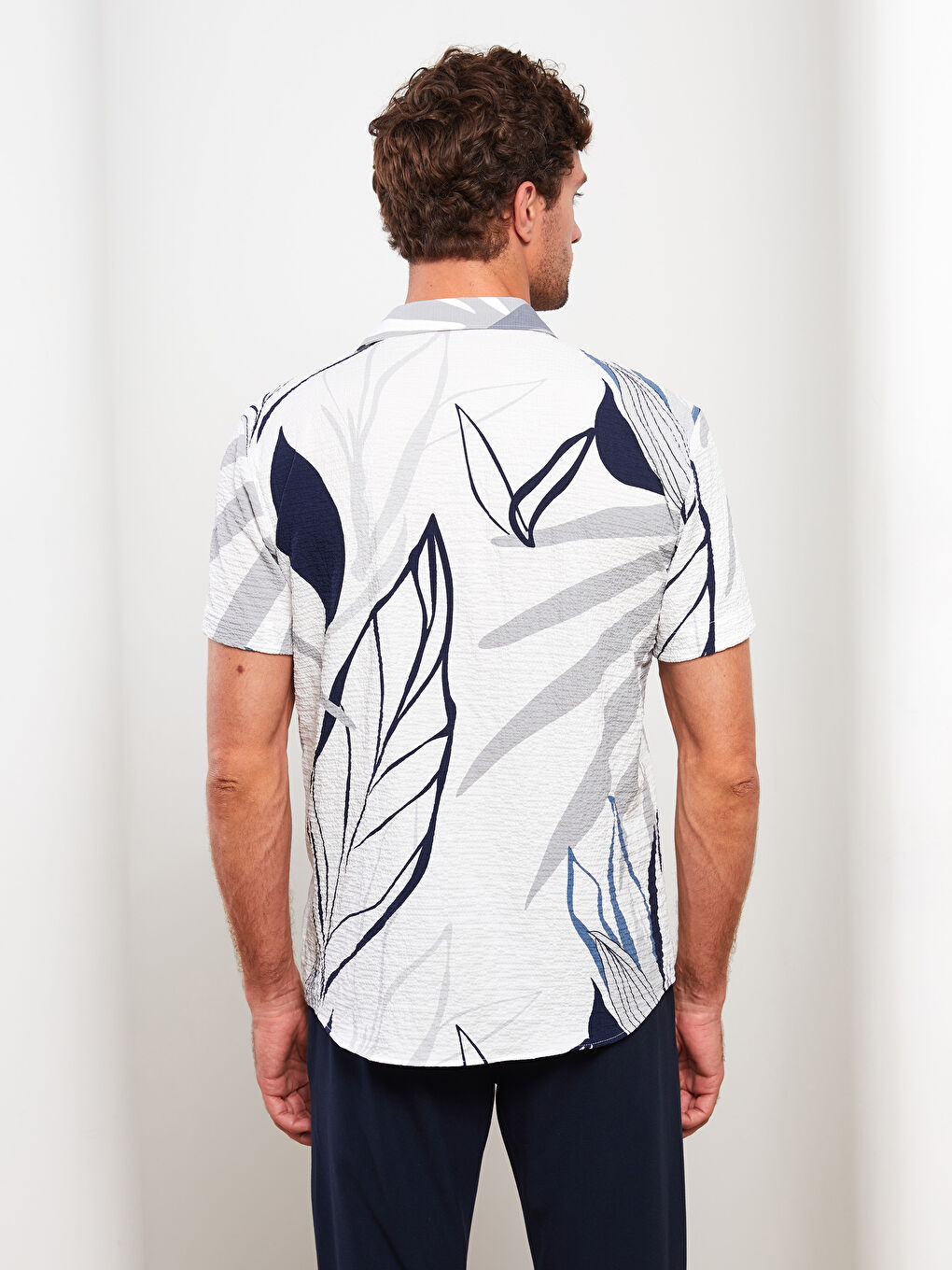 Ерлерге арналған еркін пішім жағалы өрнекті қысқа жең жейде-4