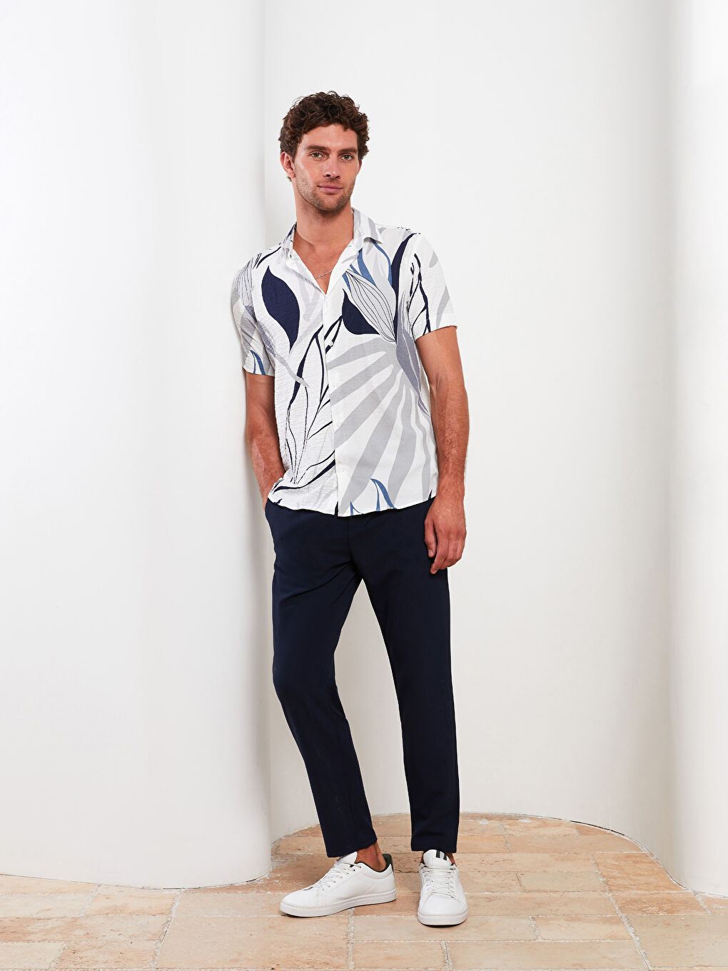 Ерлерге арналған еркін пішім жағалы өрнекті қысқа жең жейде-2