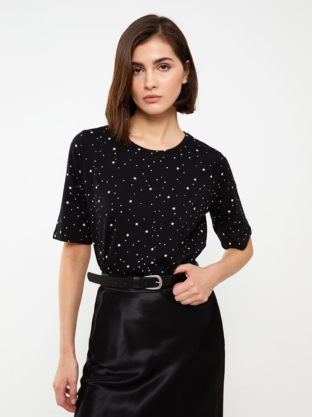 Siyah Bisiklet Yaka Desenli Kısa Kollu Kadın Tişört