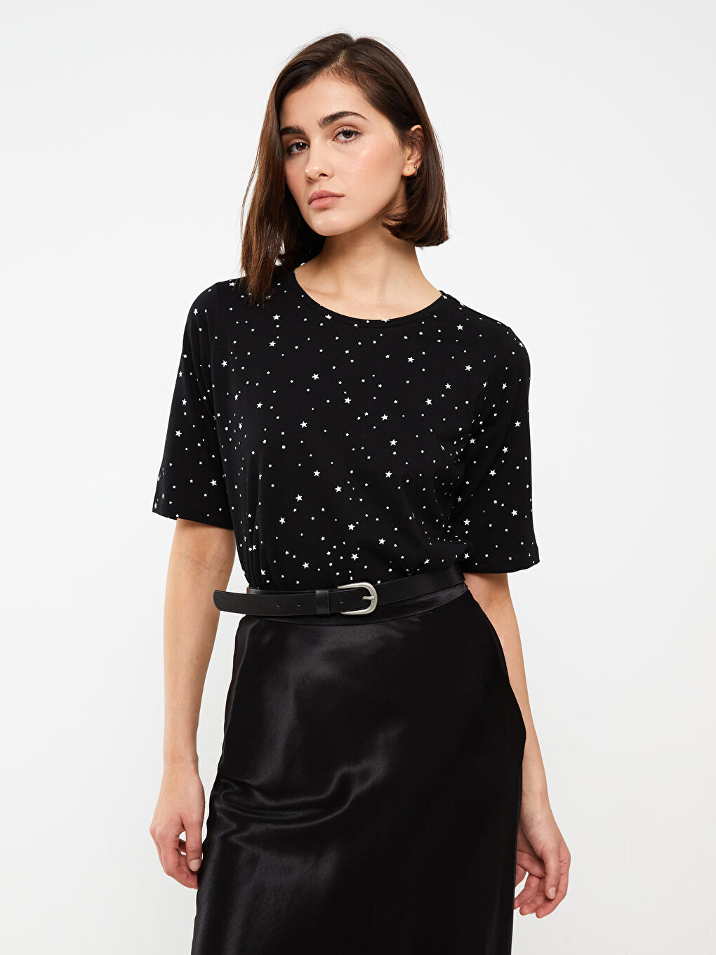 Siyah Bisiklet Yaka Desenli Kısa Kollu Kadın Tişört-1