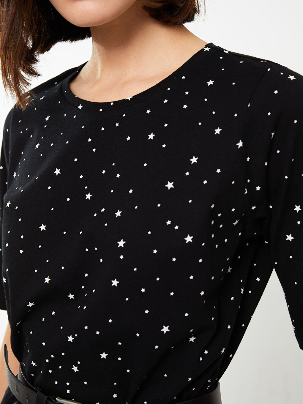 Siyah Bisiklet Yaka Desenli Kısa Kollu Kadın Tişört-3