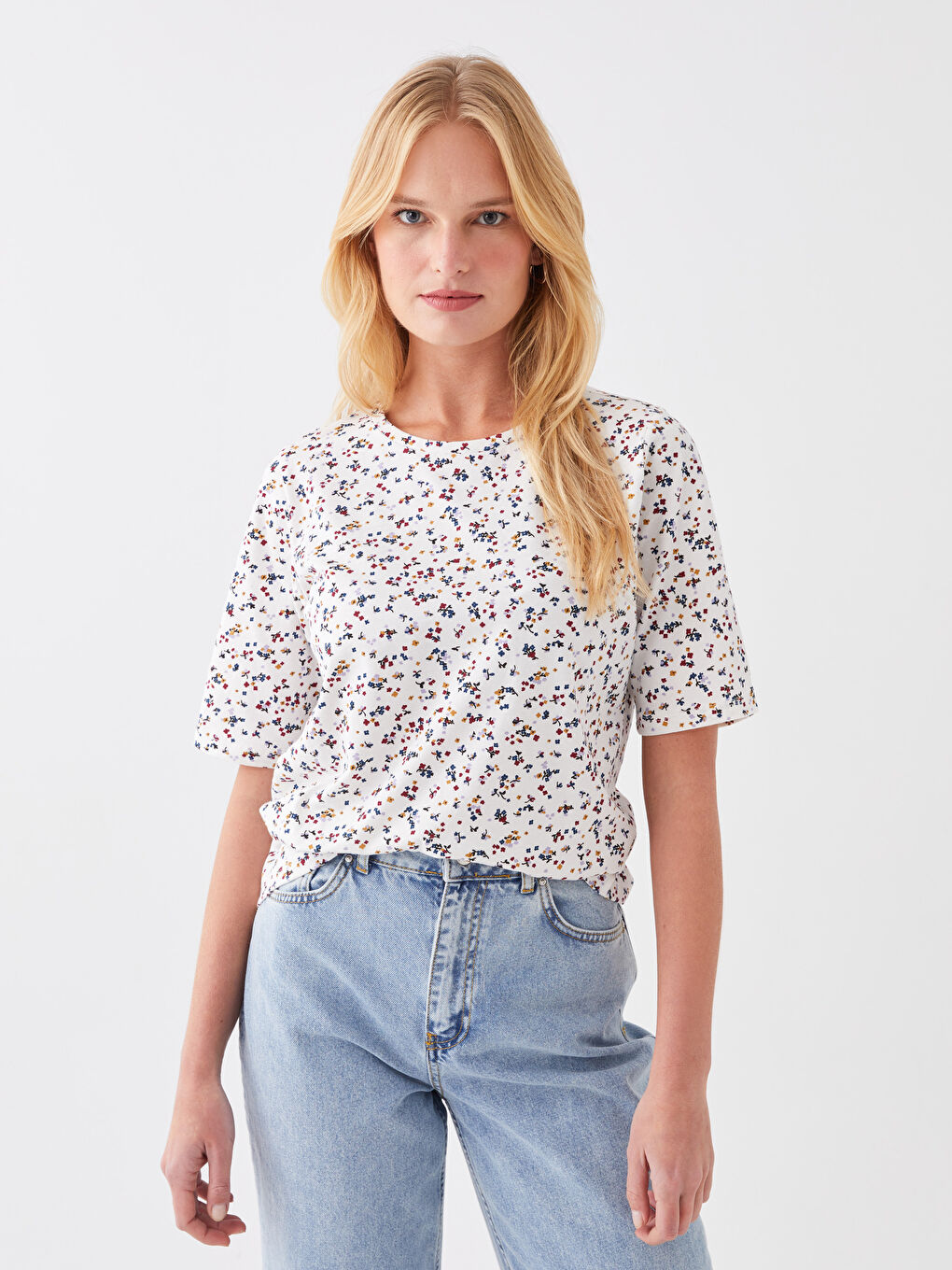 تي شيرت نسائي بأكمام قصيرة ونقشة وياقة دائرية-1