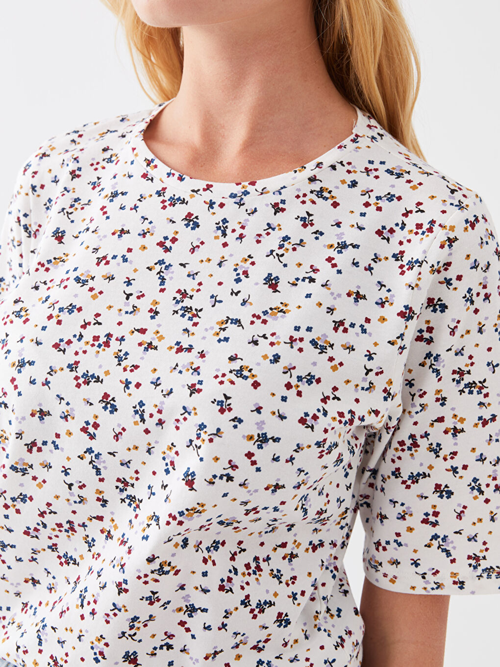 تي شيرت نسائي بأكمام قصيرة ونقشة وياقة دائرية-3