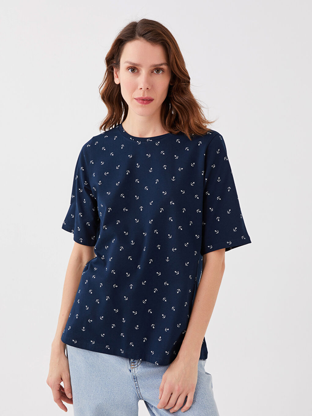 მრგვალი საყელო ნიმუშიანი მოკლე სახელო ქალებისთვის მაისური