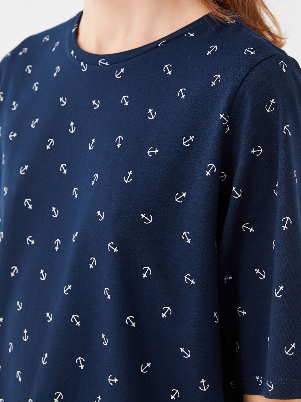 მრგვალი საყელო ნიმუშიანი მოკლე სახელო ქალებისთვის მაისური-3