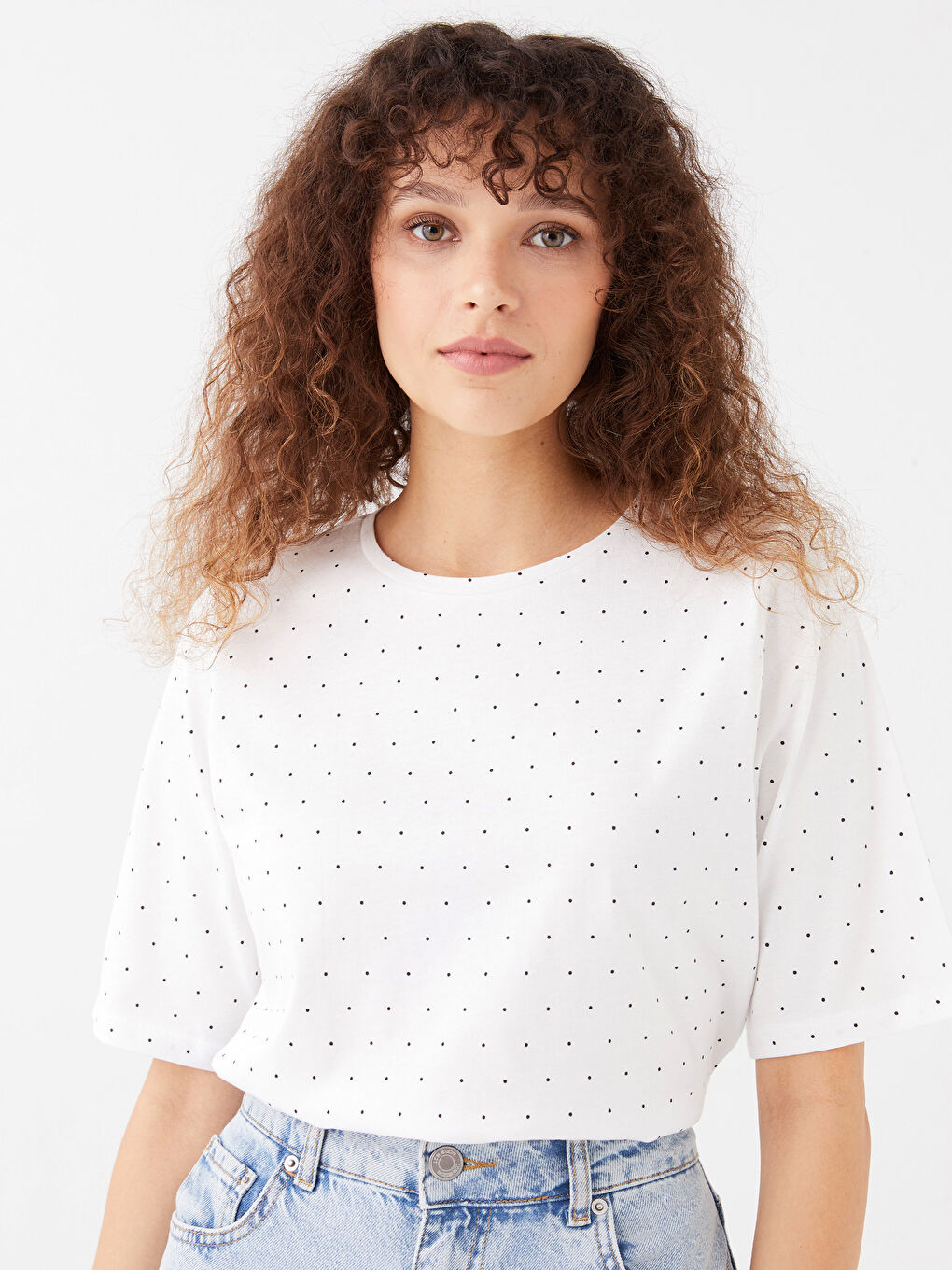 Beyaz Bisiklet Yaka Puantiyeli Kısa Kollu Kadın Tişört