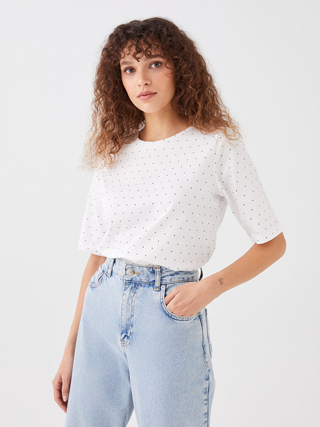 Beyaz Bisiklet Yaka Puantiyeli Kısa Kollu Kadın Tişört-1