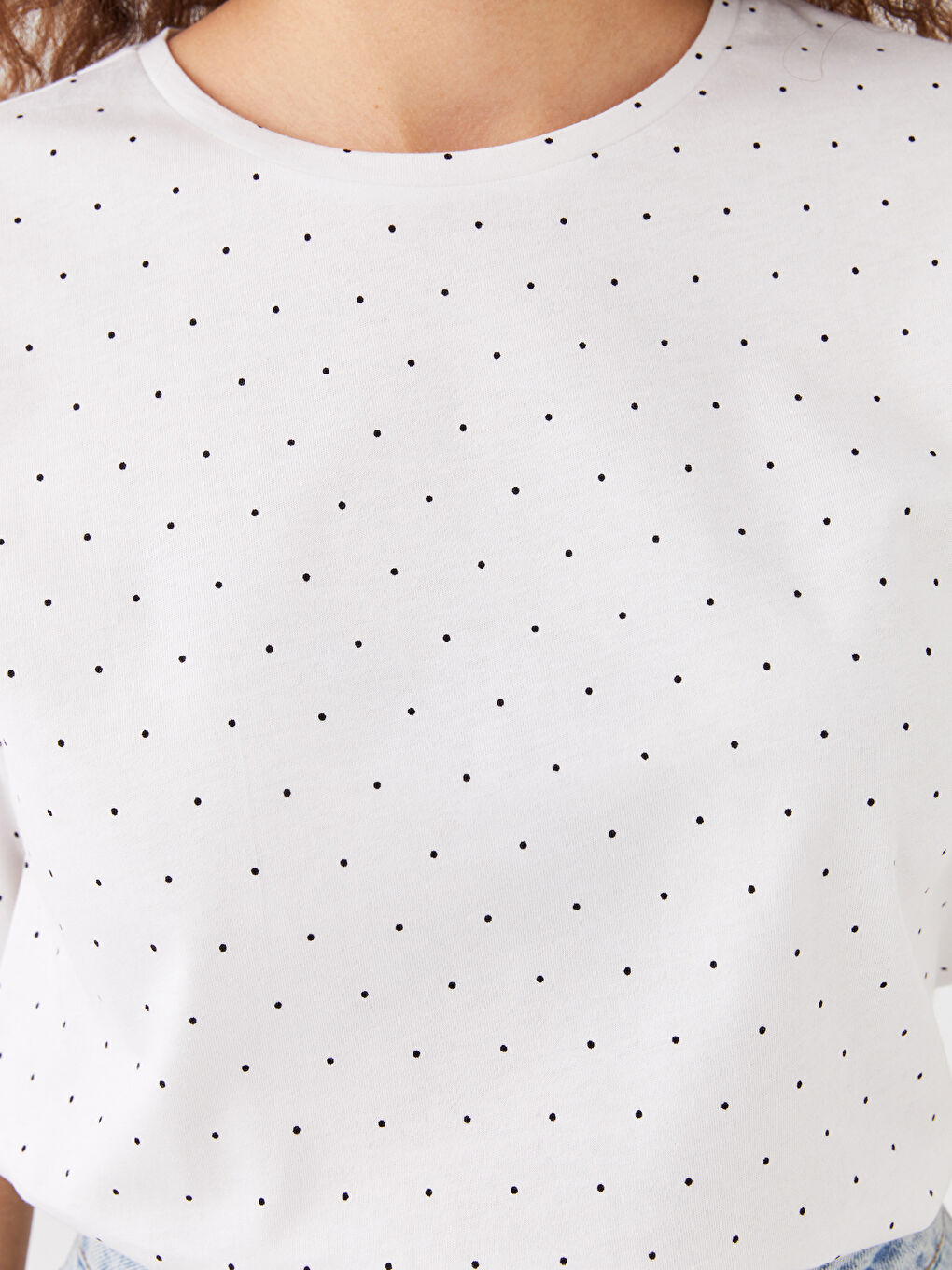 Beyaz Bisiklet Yaka Puantiyeli Kısa Kollu Kadın Tişört-3