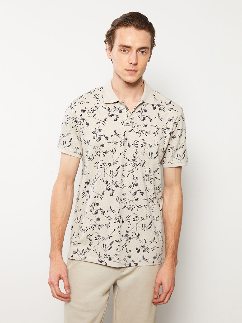 Ерлерге арналған поло жағалы қысқа жең өрнекті футболка-1