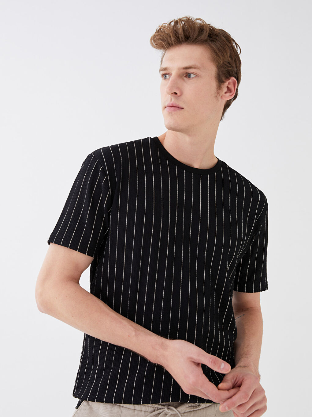 Siyah Bisiklet Yaka Kısa Kollu Çizgili Erkek Tişört
