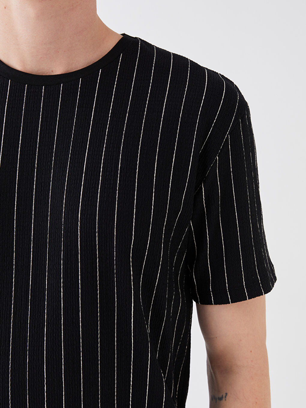Siyah Bisiklet Yaka Kısa Kollu Çizgili Erkek Tişört-4