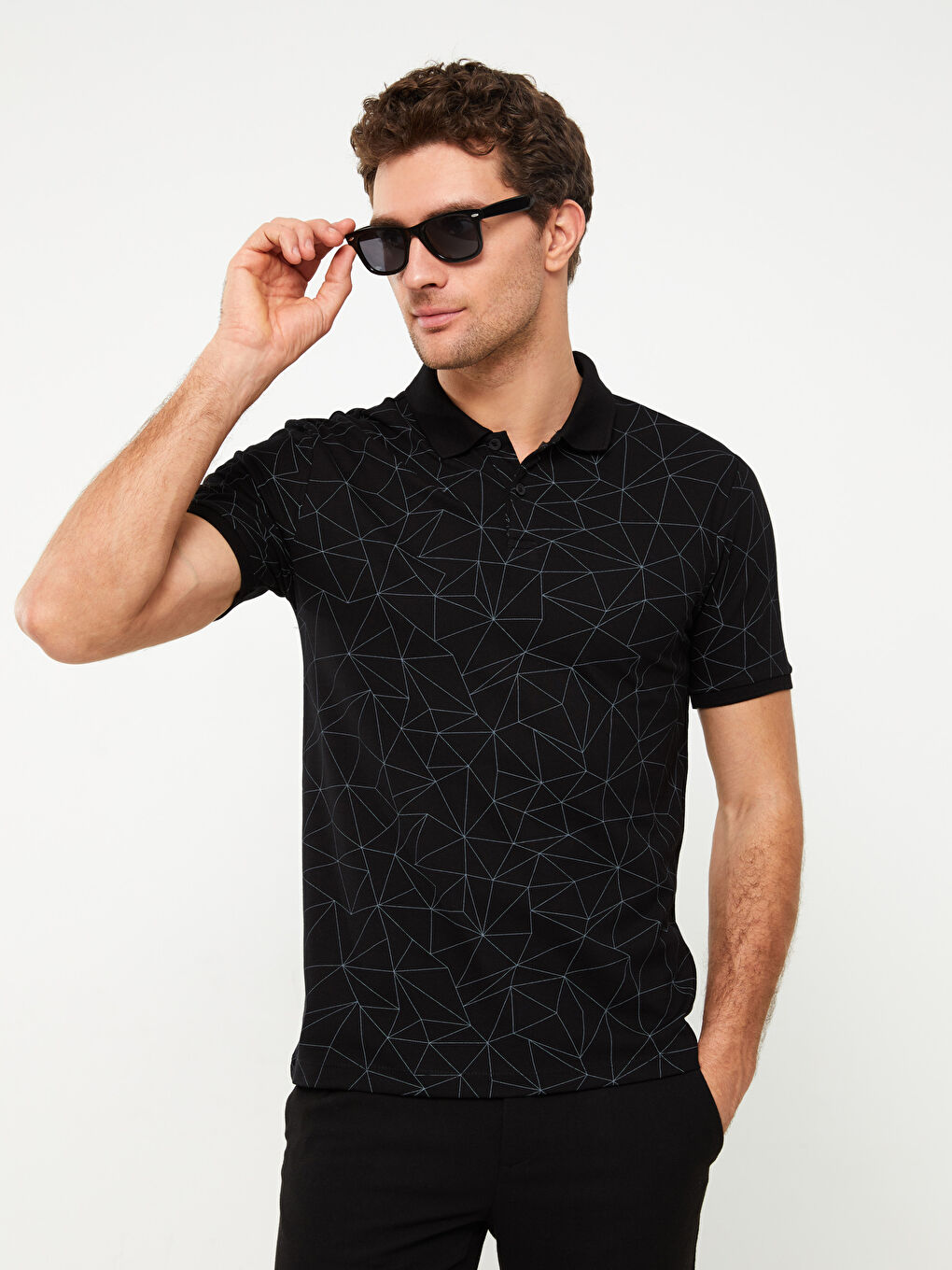 Siyah Polo Yaka Kısa Kollu Desenli Erkek Tişört-1