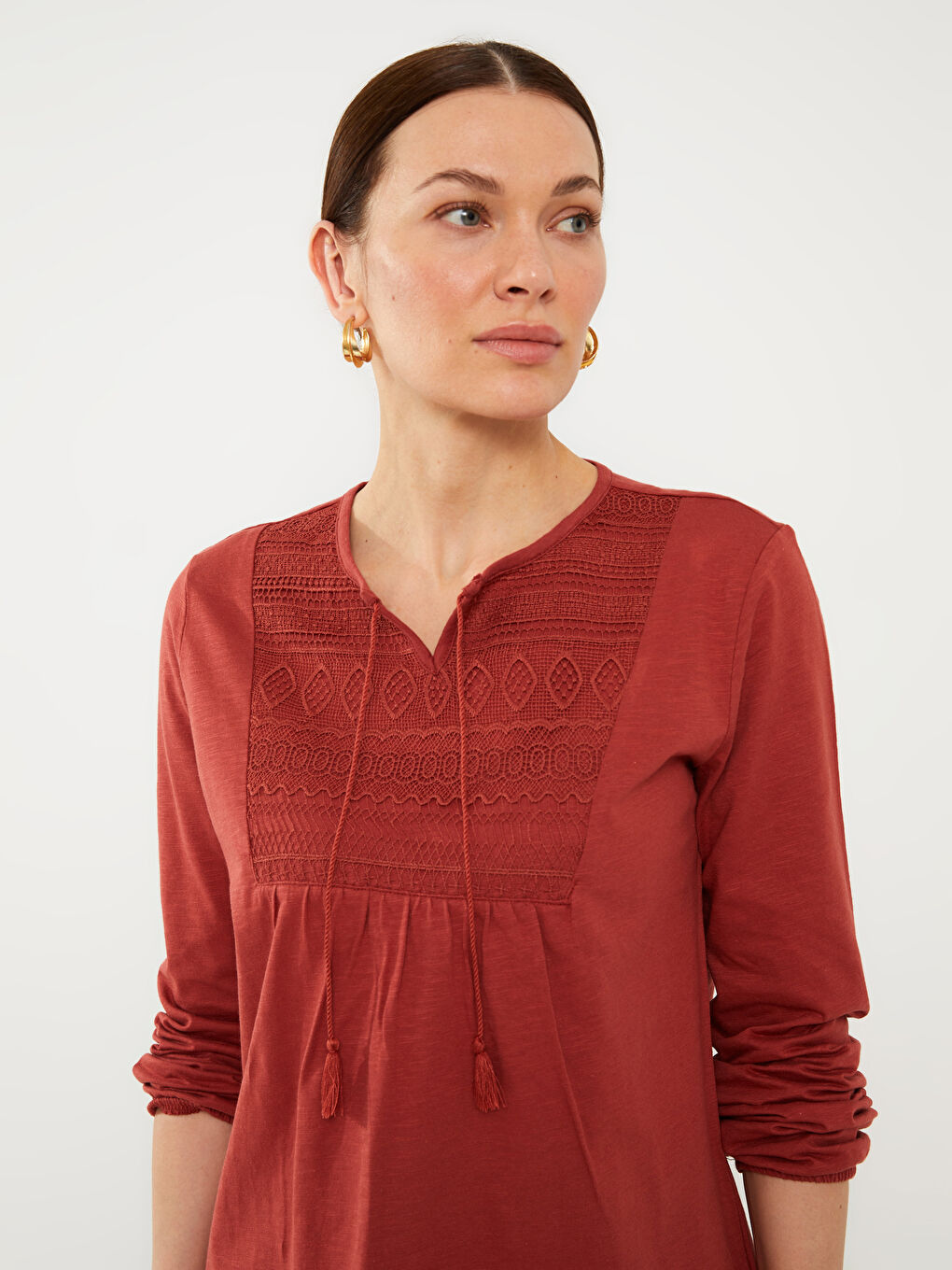 Kırmızı Bağlamalı Yaka Nakışlı Uzun Kollu Kadın Bluz