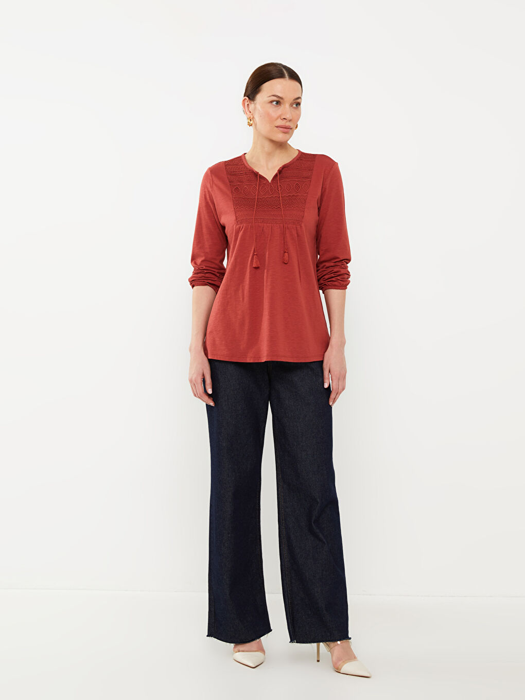 Kırmızı Bağlamalı Yaka Nakışlı Uzun Kollu Kadın Bluz-1