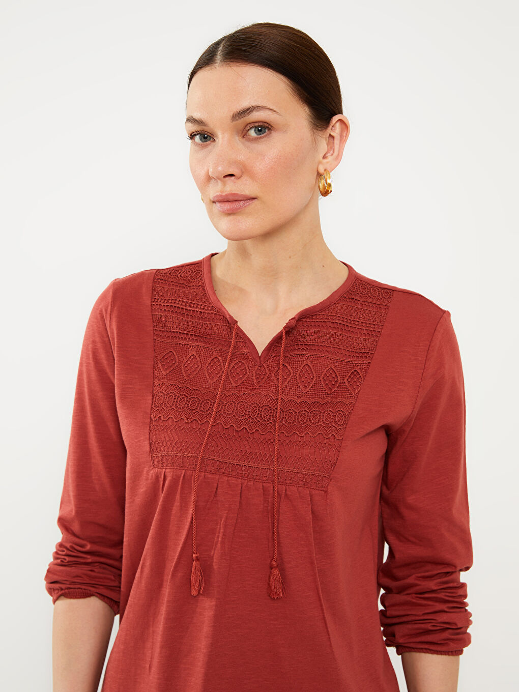 Kırmızı Bağlamalı Yaka Nakışlı Uzun Kollu Kadın Bluz-2