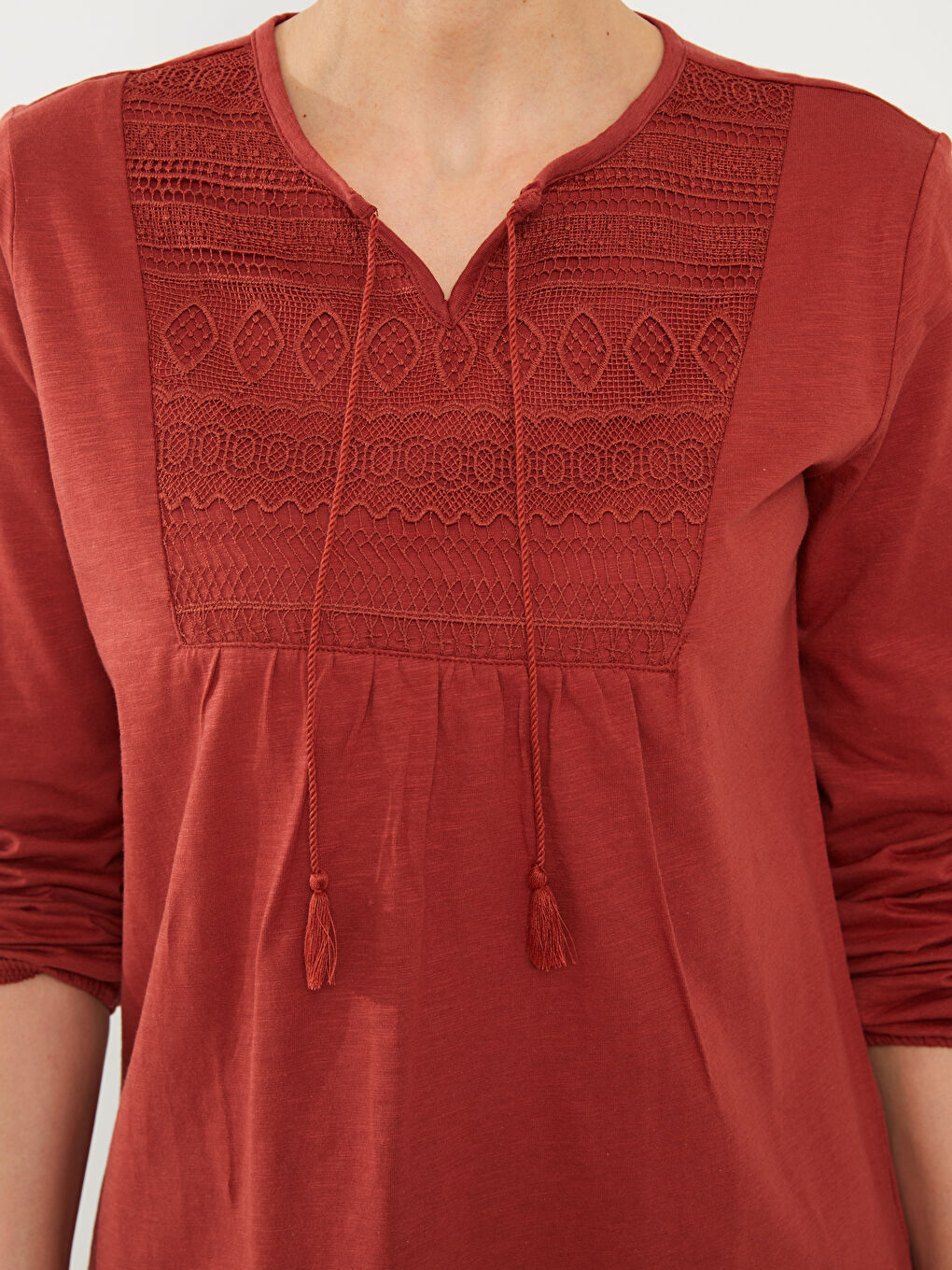 Kırmızı Bağlamalı Yaka Nakışlı Uzun Kollu Kadın Bluz-3