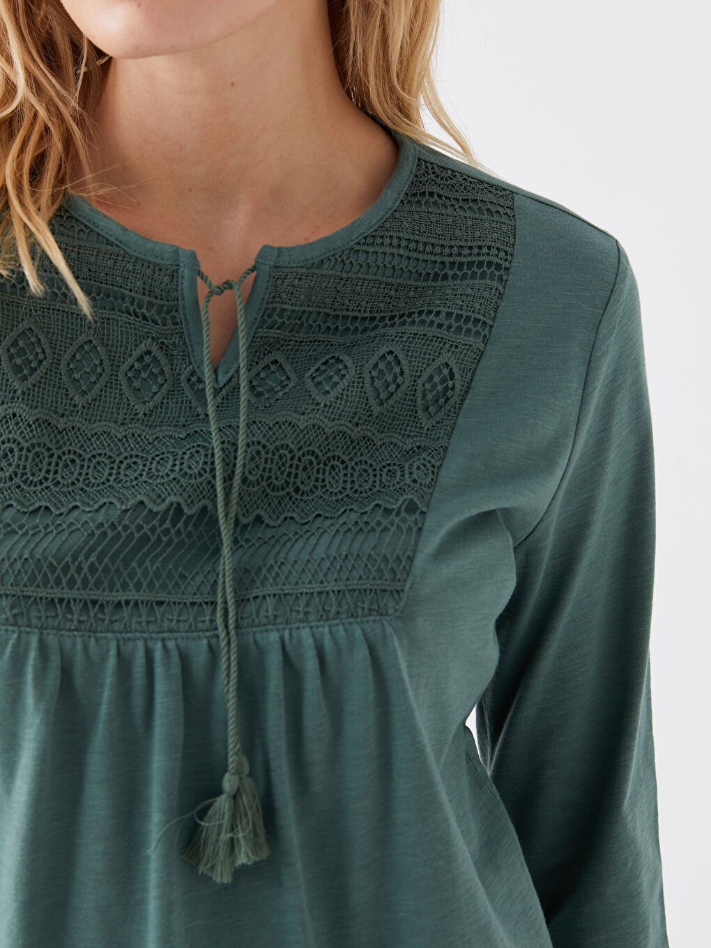 Yeşil Bağlamalı Yaka Nakışlı Uzun Kollu Kadın Bluz-3