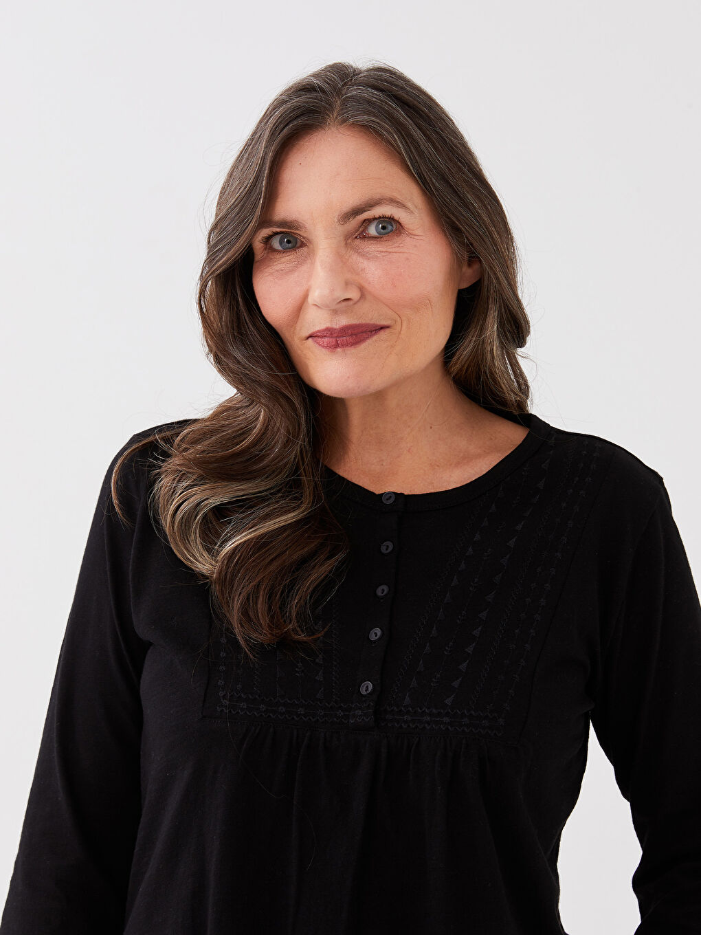 بلوزة كم طويل مطرزة بياقة دائرية للسيدات-1