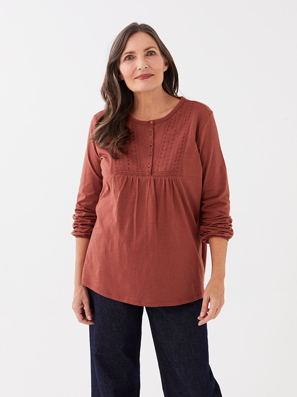 بلوزة كم طويل مطرزة بياقة دائرية للسيدات