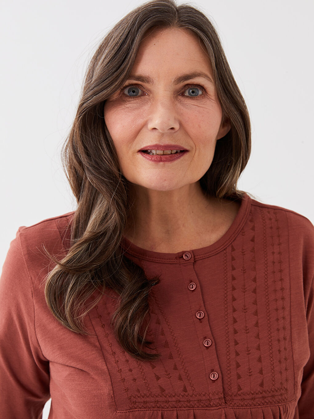 بلوزة كم طويل مطرزة بياقة دائرية للسيدات-1