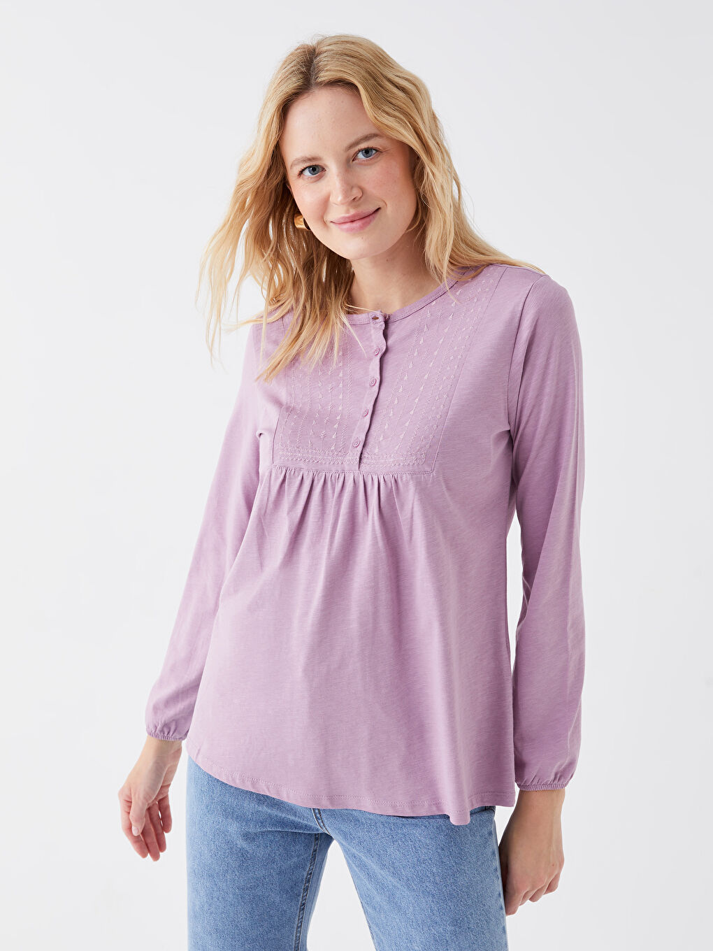 بلوزة كم طويل مطرزة بياقة دائرية للسيدات