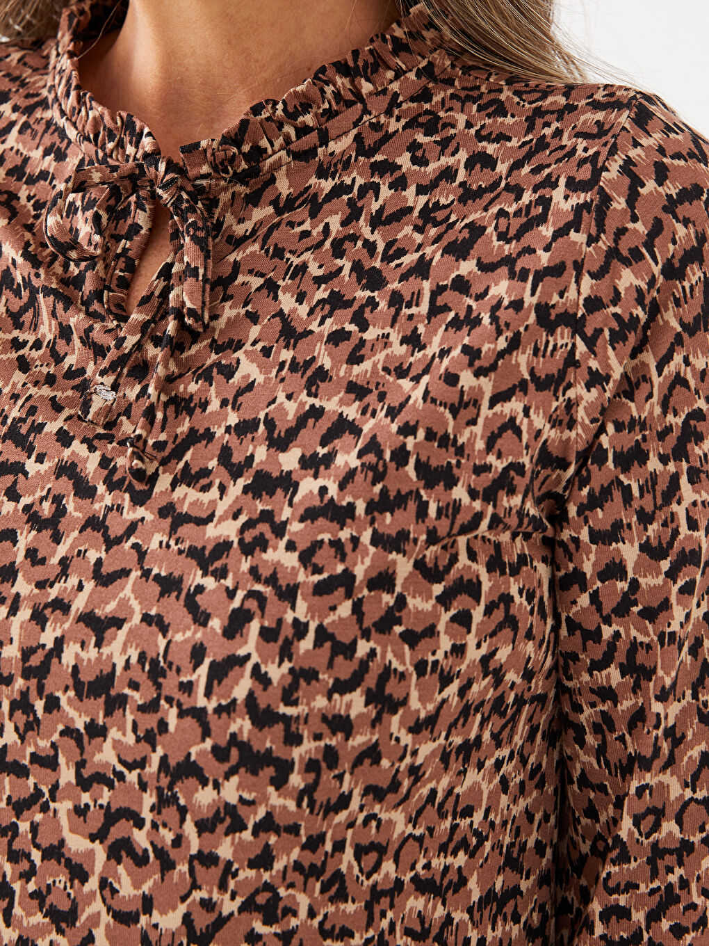 Bej Bağlamalı Yaka Desenli Uzun Kollu Kadın Bluz-3