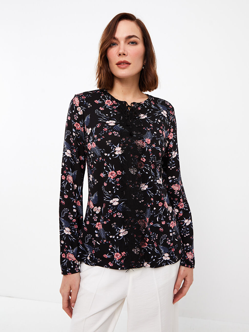 Siyah Bağlamalı Yaka Çiçekli Uzun Kollu Kadın Bluz