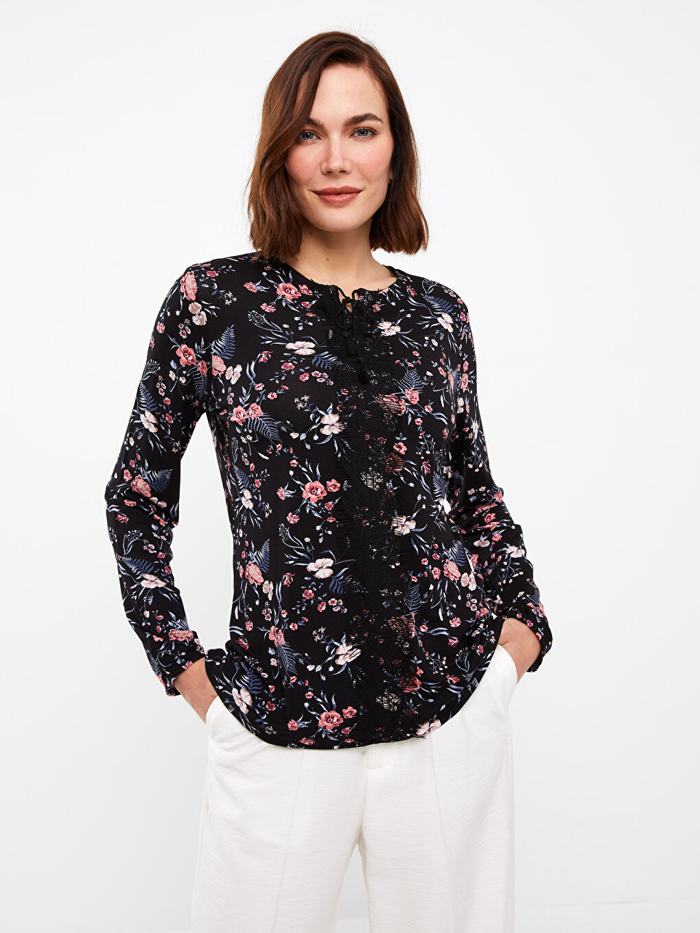 Siyah Bağlamalı Yaka Çiçekli Uzun Kollu Kadın Bluz-1
