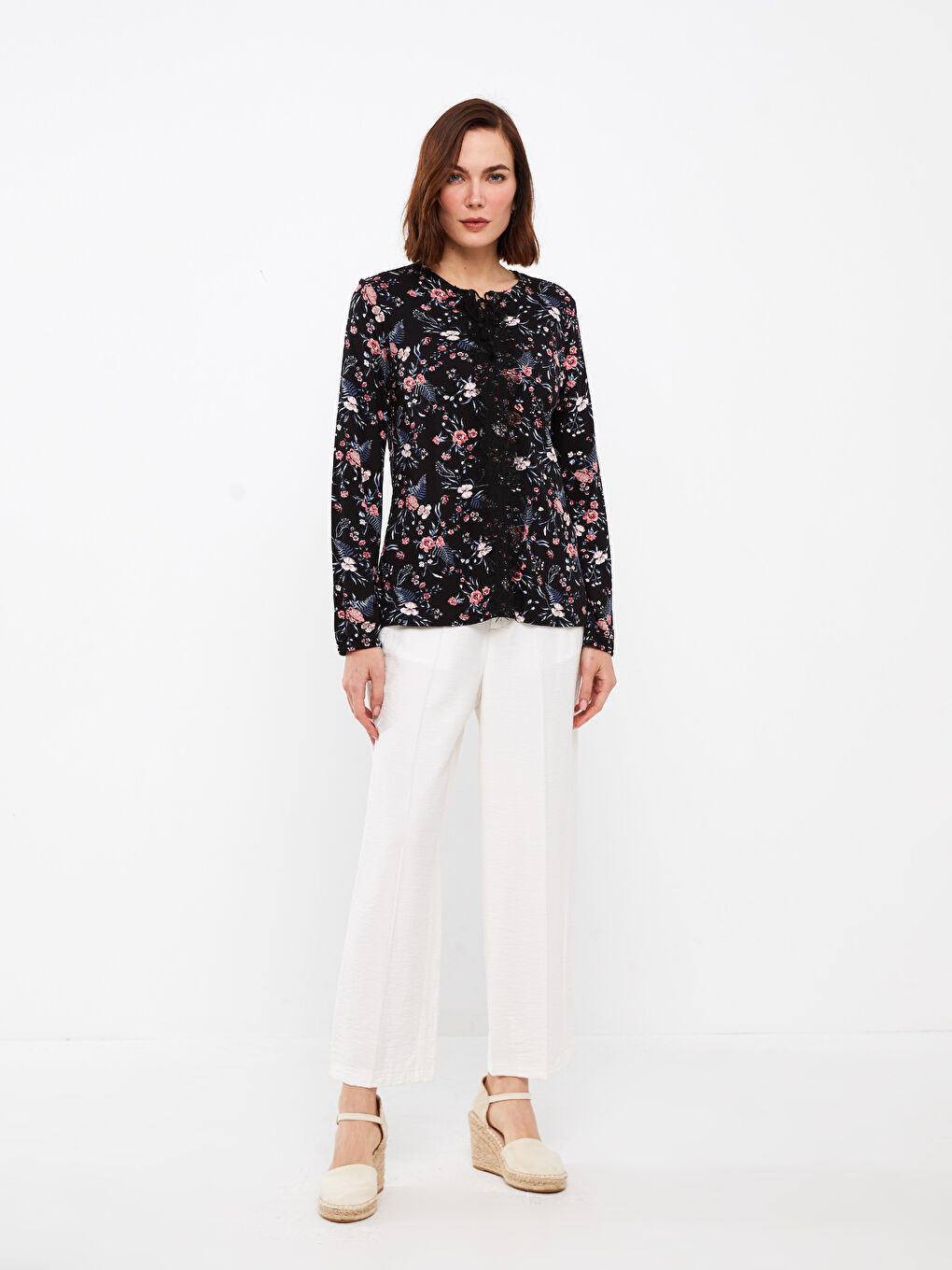 Siyah Bağlamalı Yaka Çiçekli Uzun Kollu Kadın Bluz-2