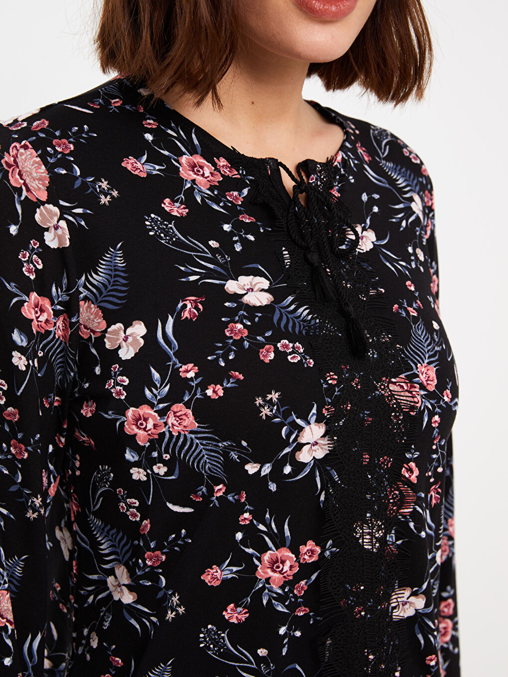 Siyah Bağlamalı Yaka Çiçekli Uzun Kollu Kadın Bluz-3