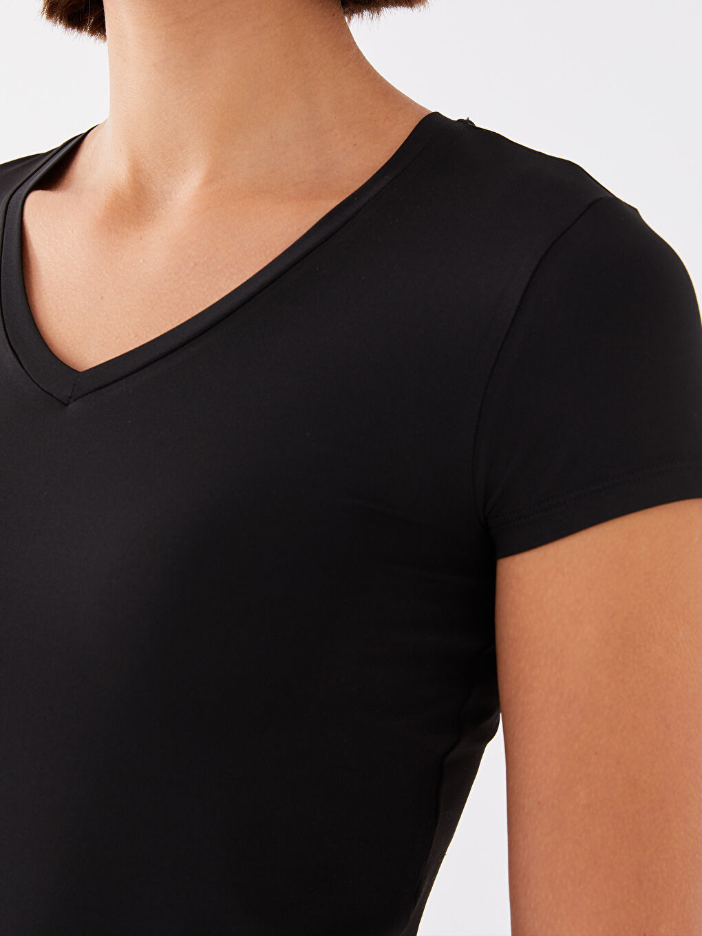 Siyah V Yaka Reflektör Baskılı Kadın Outdoor Tişört-3