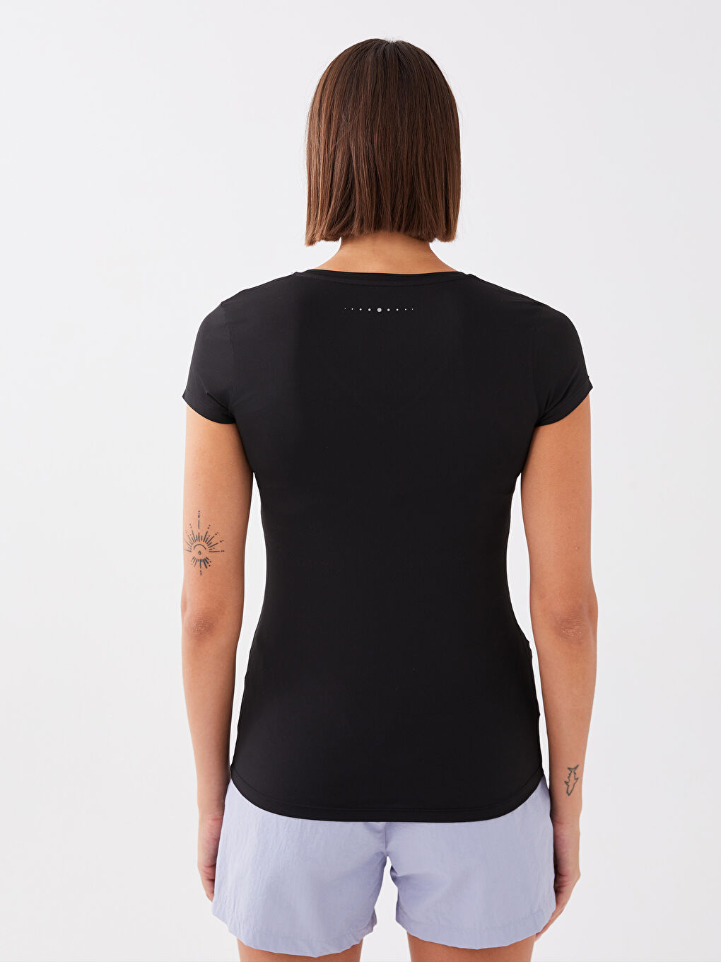 Siyah V Yaka Reflektör Baskılı Kadın Outdoor Tişört-4