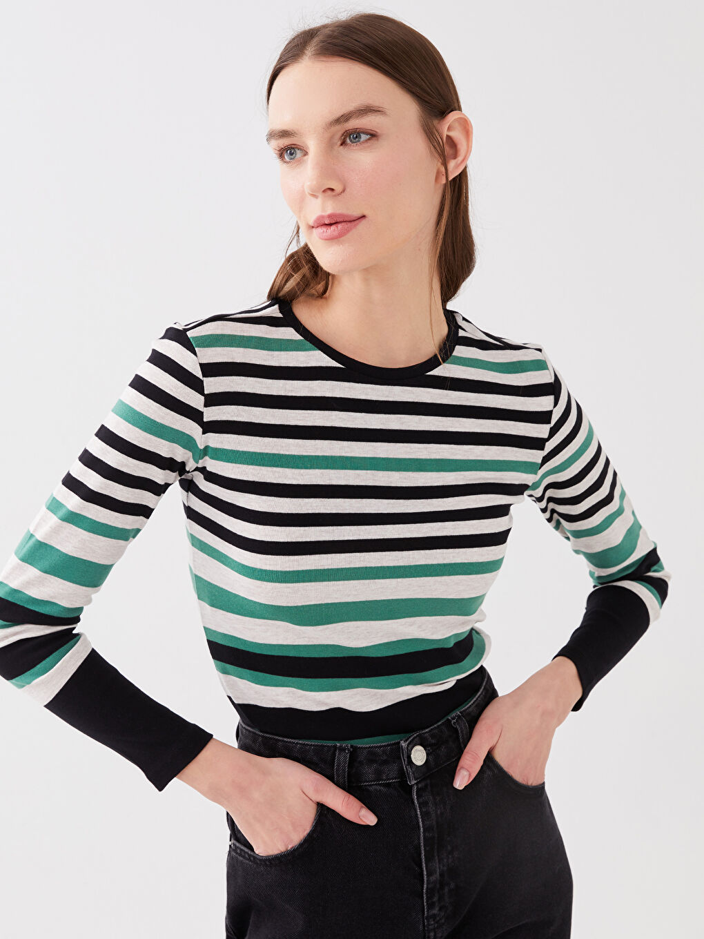 بلوزة كم طويل مخطط بياقة دائرية للسيدات