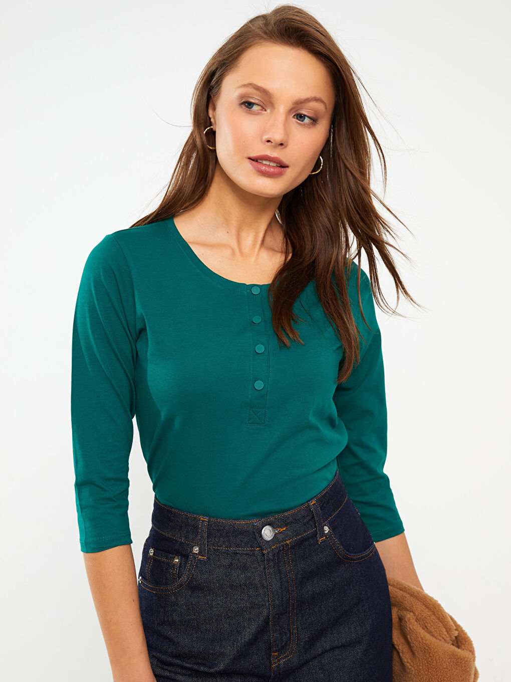 Дамска Тениска С Кръгло Деколте И Изчистен Дизайн