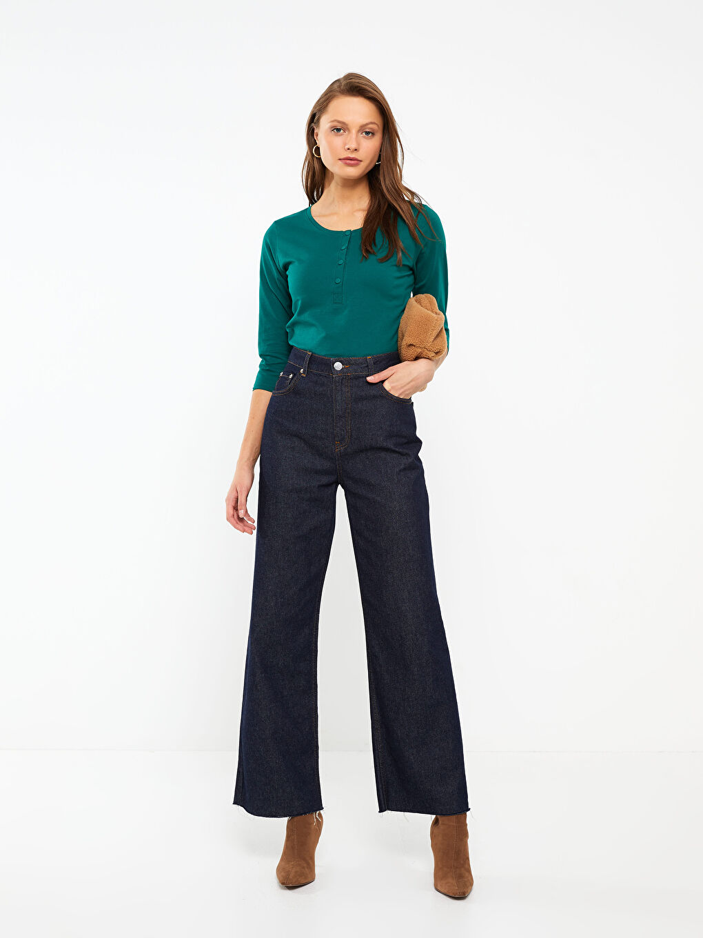 Дамска Тениска С Кръгло Деколте И Изчистен Дизайн-2