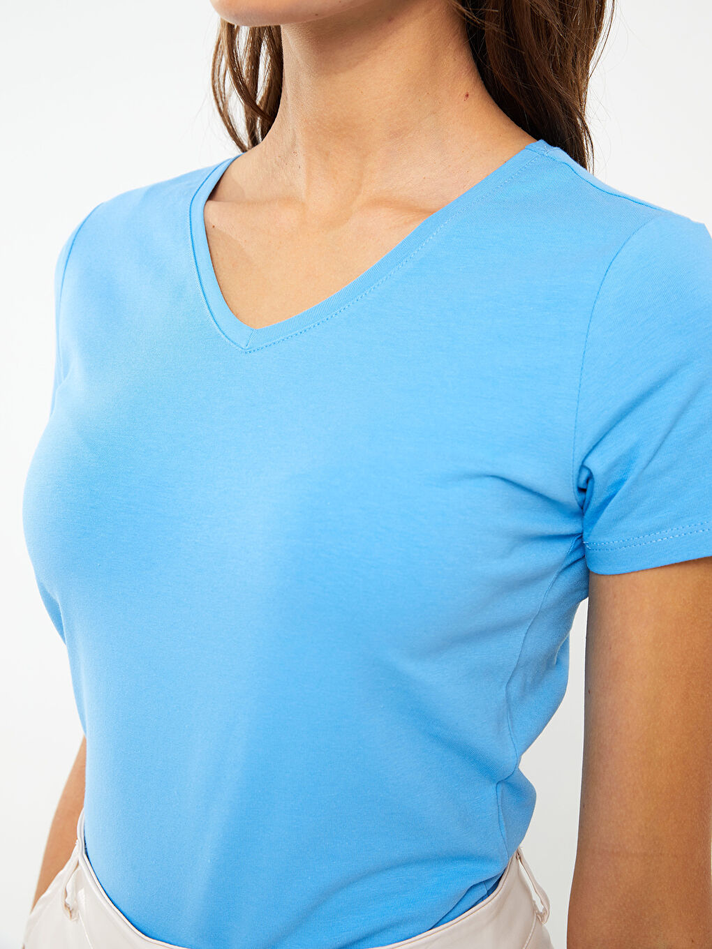 Прямая хлопковая женская футболка с v-образным вырезом и короткими рукавами-3