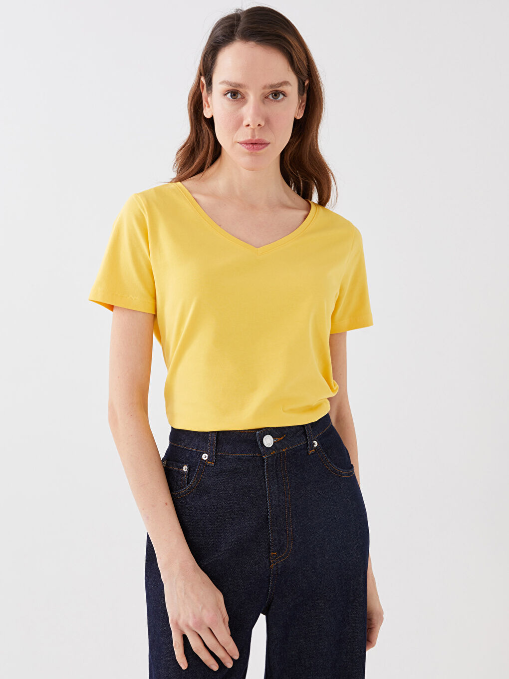 تيشيرت نسائي قطن بقصة مستقيمة وفتحة رقبة على شكل حرف V وكم قصير-1