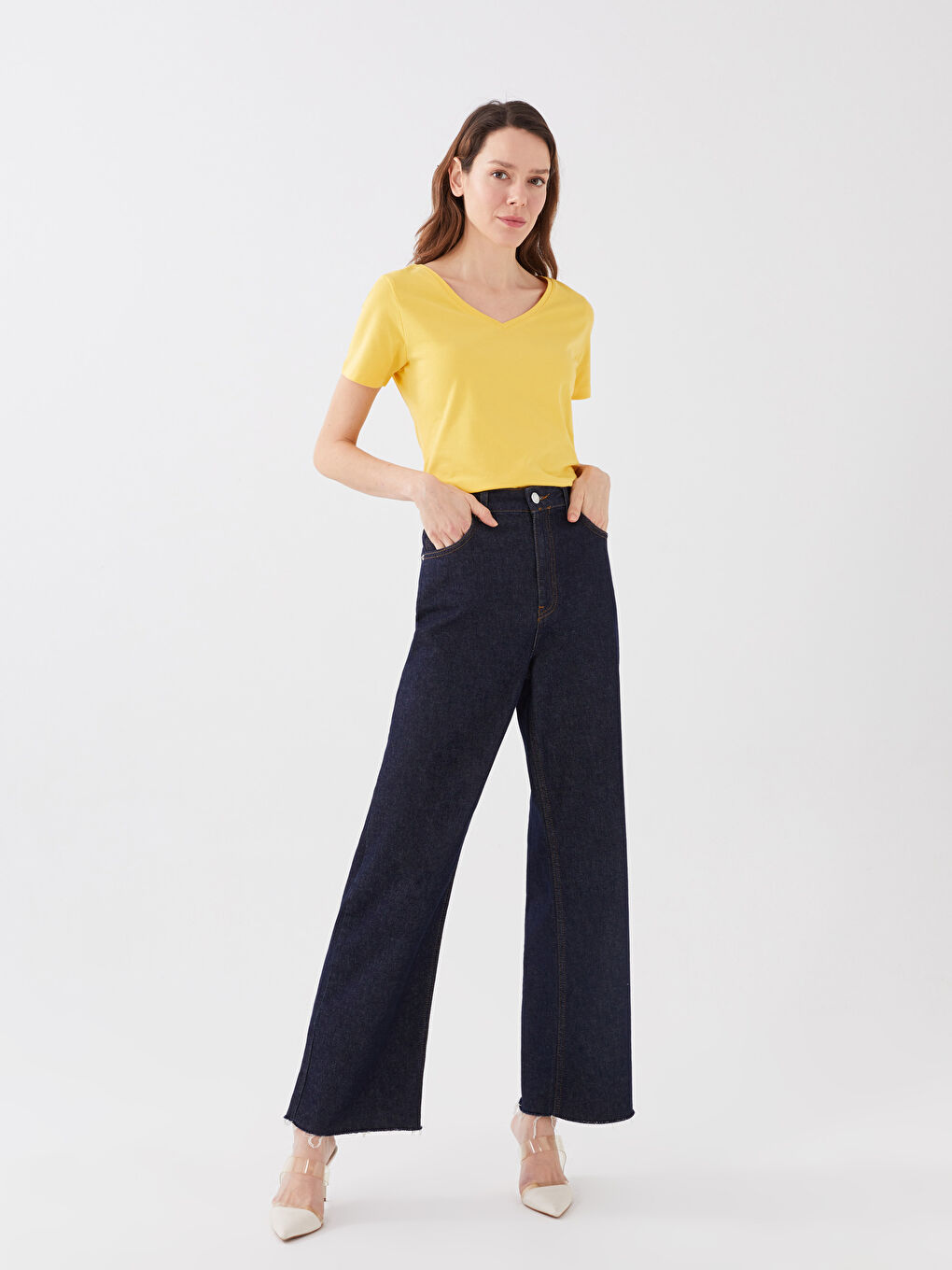 تيشيرت نسائي قطن بقصة مستقيمة وفتحة رقبة على شكل حرف V وكم قصير-2