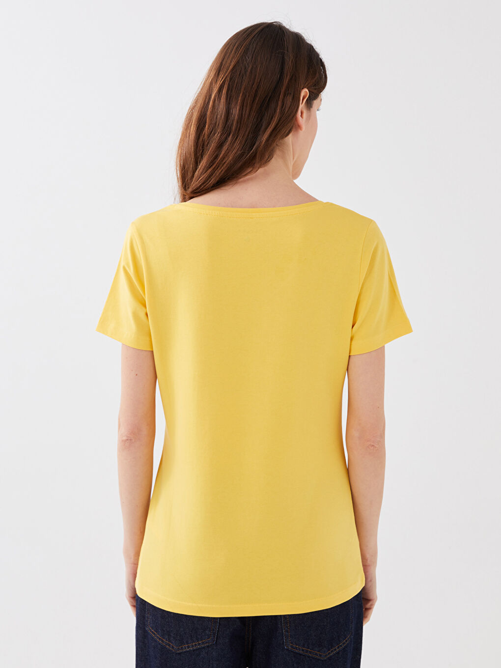 تيشيرت نسائي قطن بقصة مستقيمة وفتحة رقبة على شكل حرف V وكم قصير-4