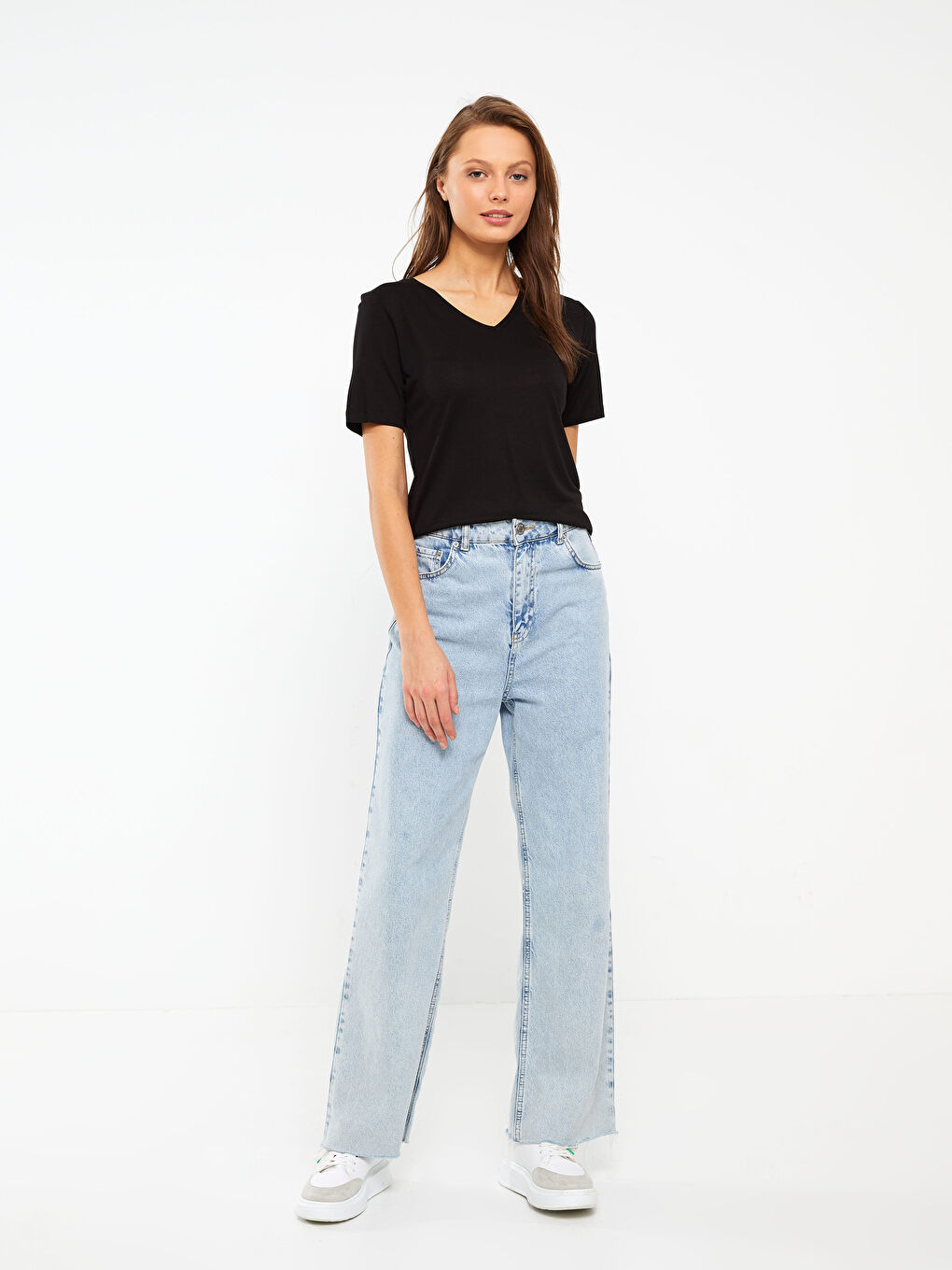 Siyah V Yaka Düz Kısa Kollu Kadın Tişört-2