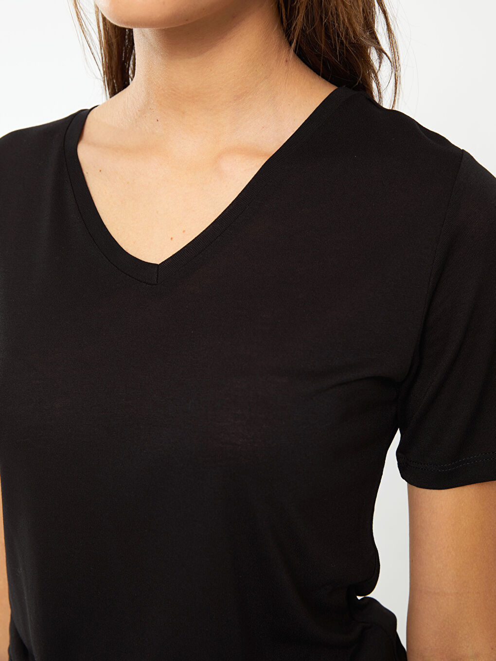 Siyah V Yaka Düz Kısa Kollu Kadın Tişört-3