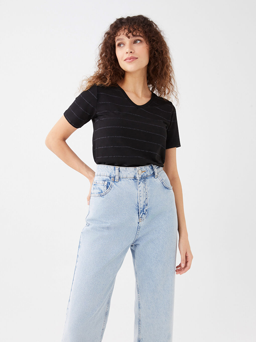 Siyah V Yaka Çizgili Kısa Kollu Kadın Tişört