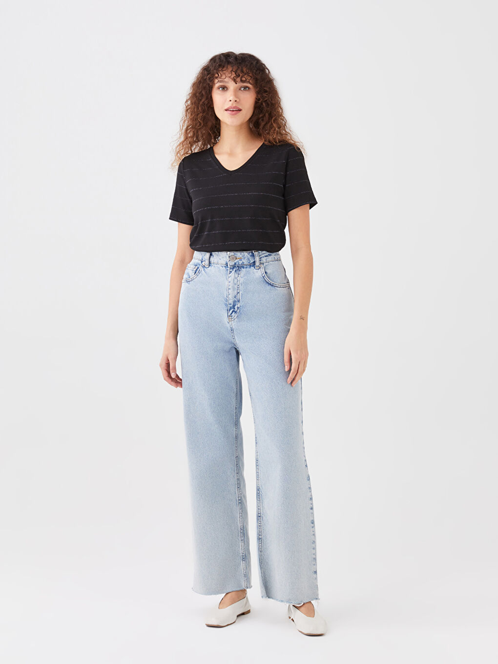 Siyah V Yaka Çizgili Kısa Kollu Kadın Tişört-1