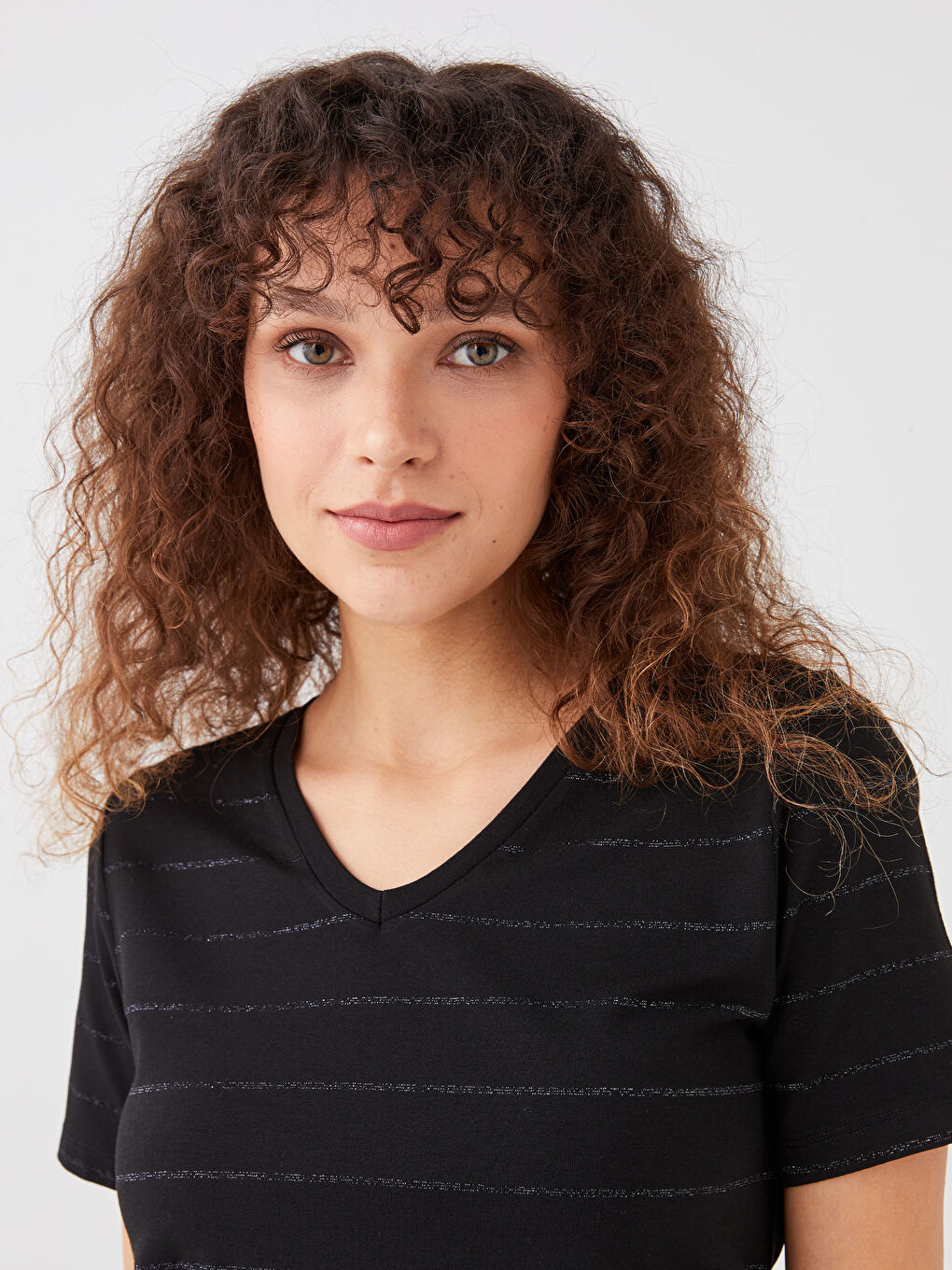 Siyah V Yaka Çizgili Kısa Kollu Kadın Tişört-2