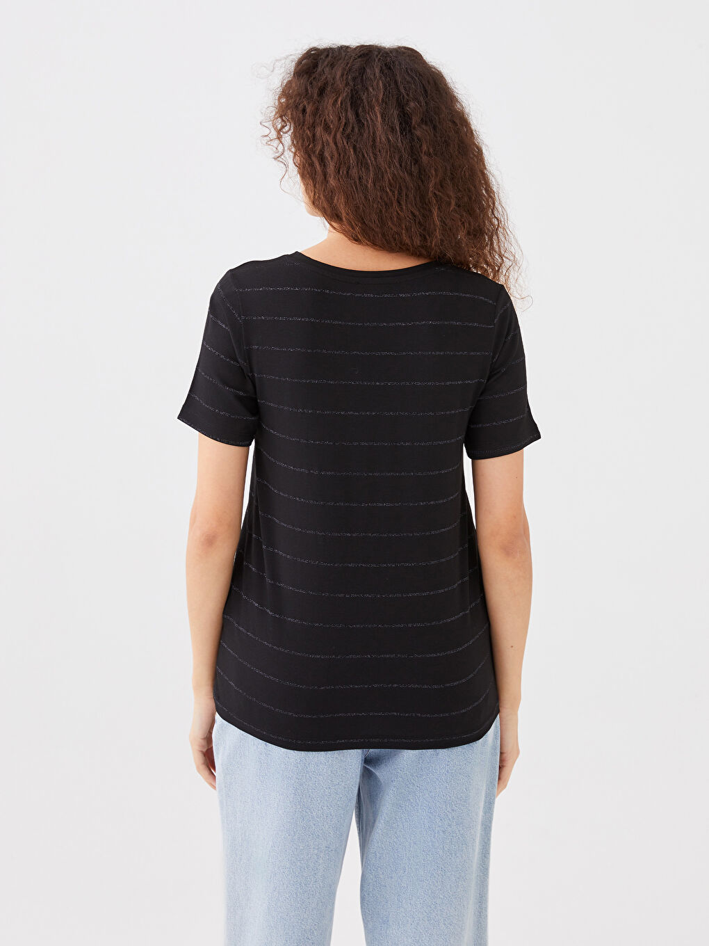 Siyah V Yaka Çizgili Kısa Kollu Kadın Tişört-4