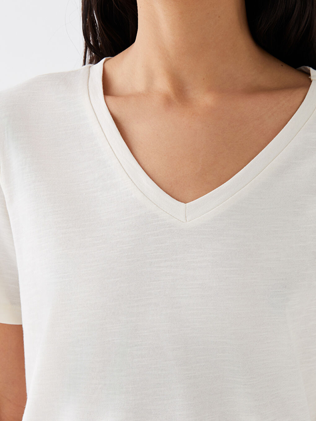Ekru V Yaka Düz Kısa Kollu Kadın Tişört-3